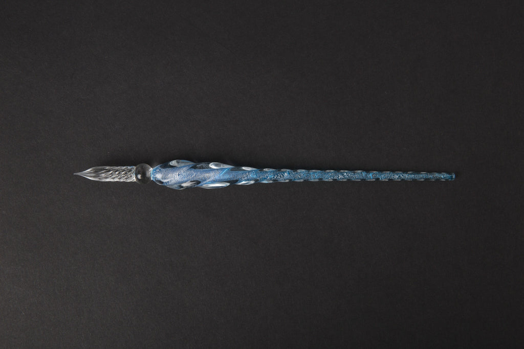 Pen en cristal transparent d'encre couleur d'eau trempé dans l'eau