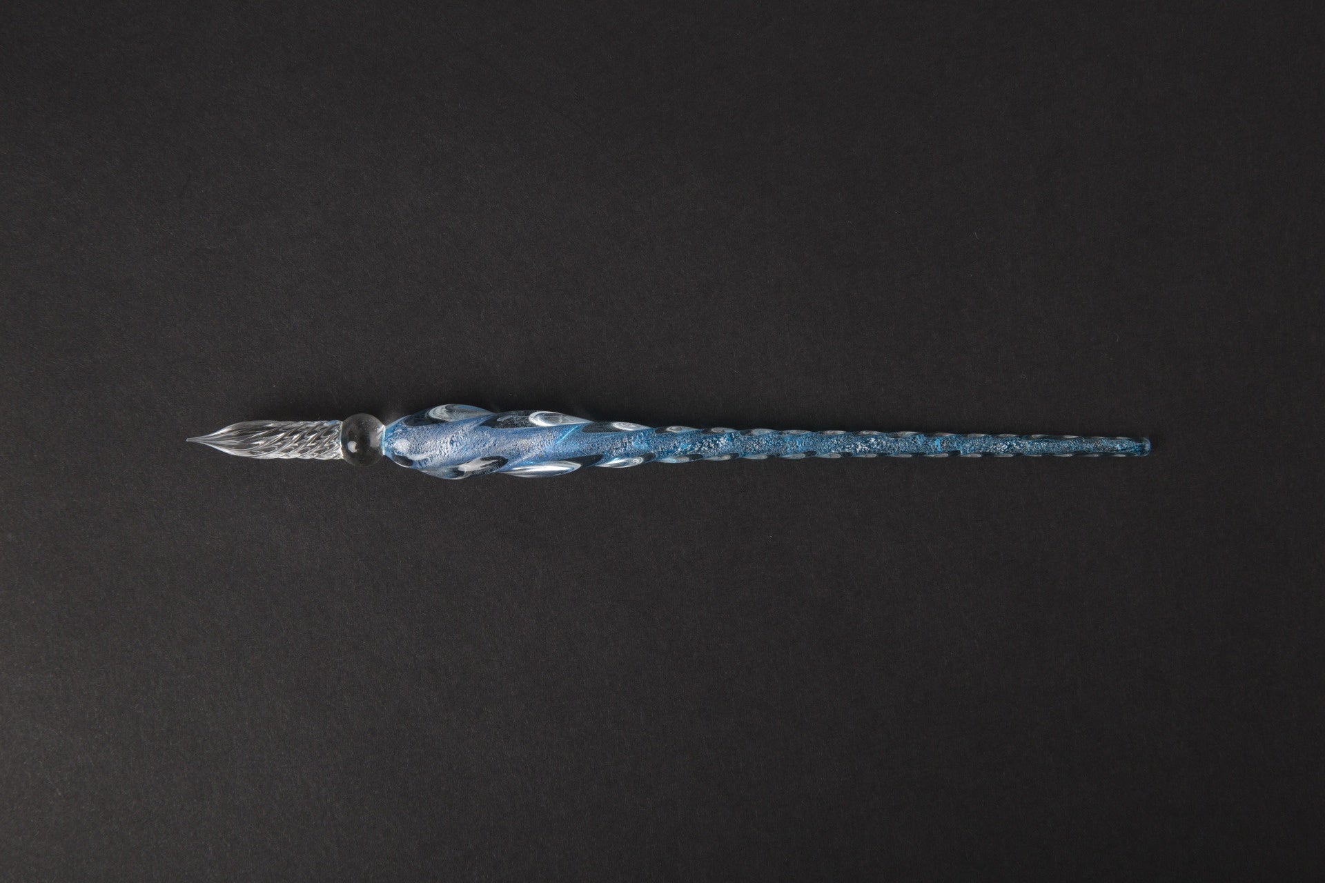 Pen en cristal transparent d'encre couleur d'eau trempé dans l'eau