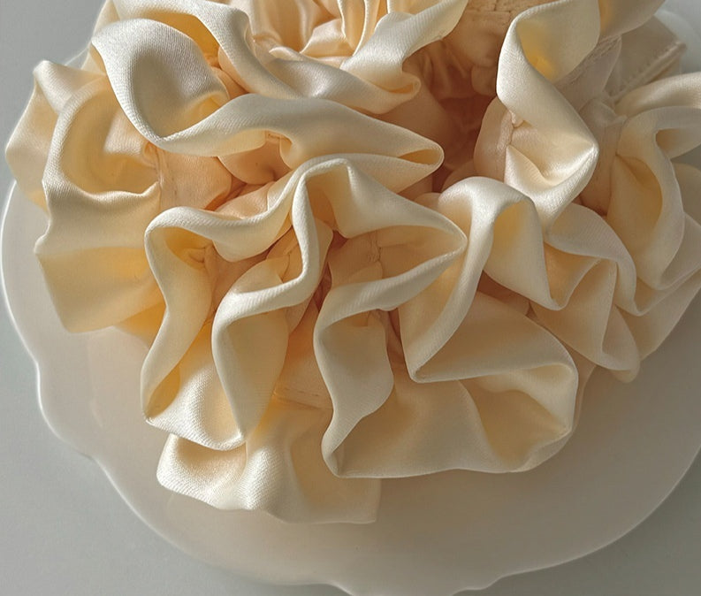 Satin plissé fleur de coiffure Grande Anneau de cheveux Full Hyrangea