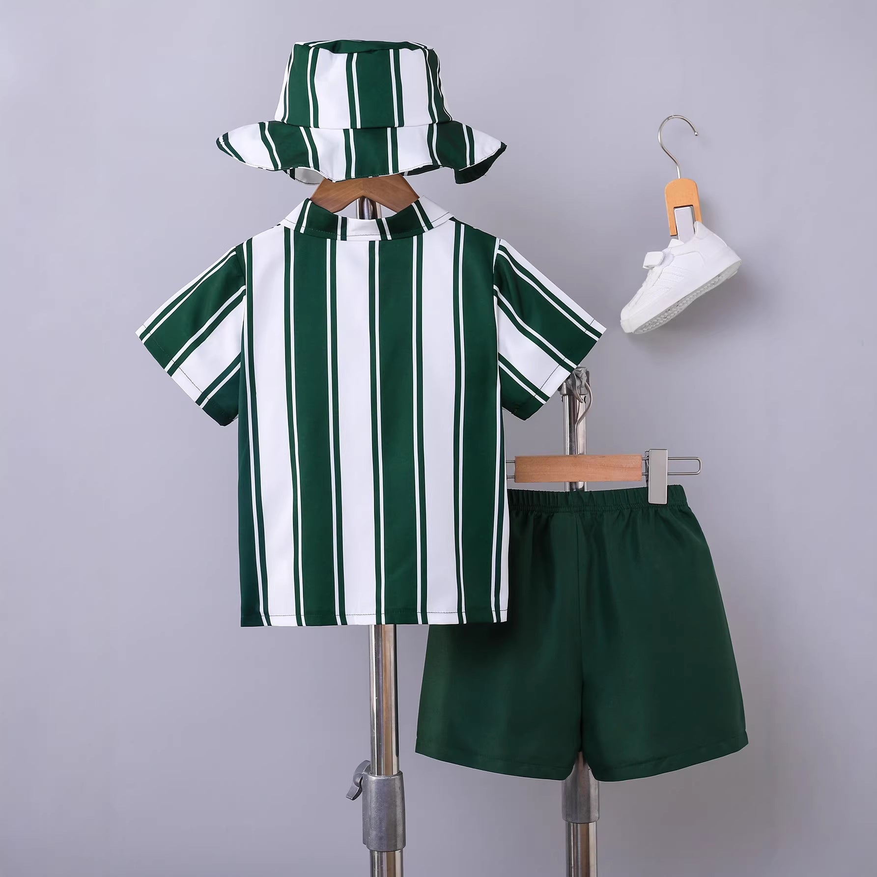 Chemise et shorts à manches courtes à rayures vertes et blanches pour garçons