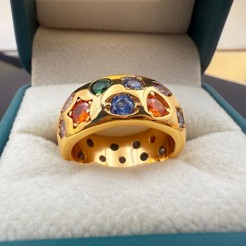 Anneau de femmes avec des zircons colorés