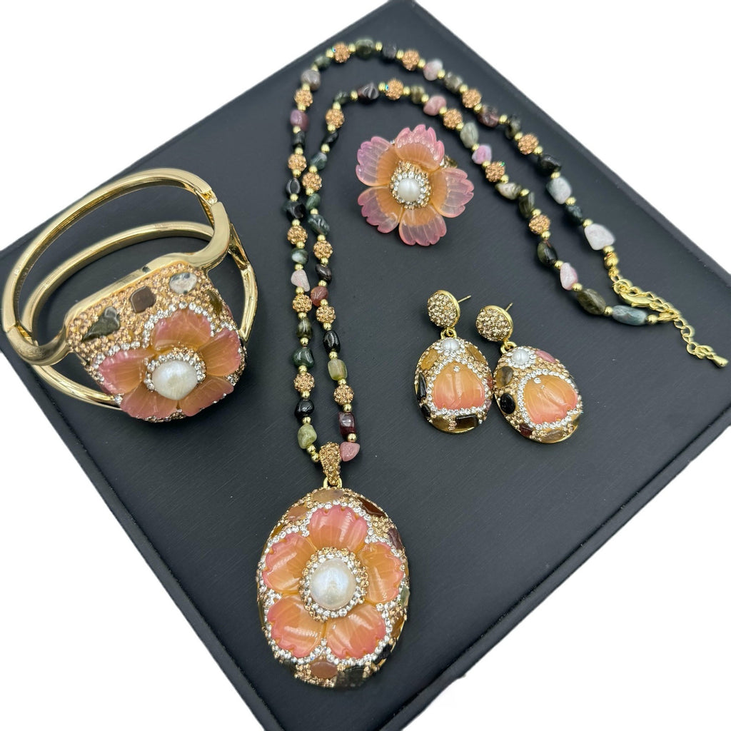 Costume naturel en perles incrustées de Tourmaline