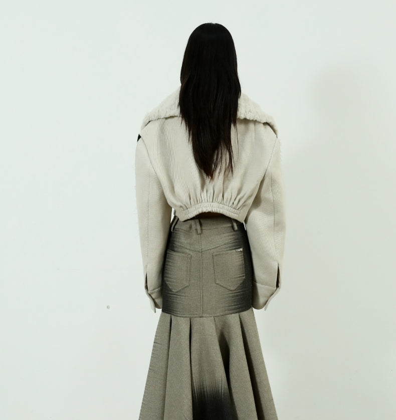 Manteau court en laine à bords bruts avec un grand lapel