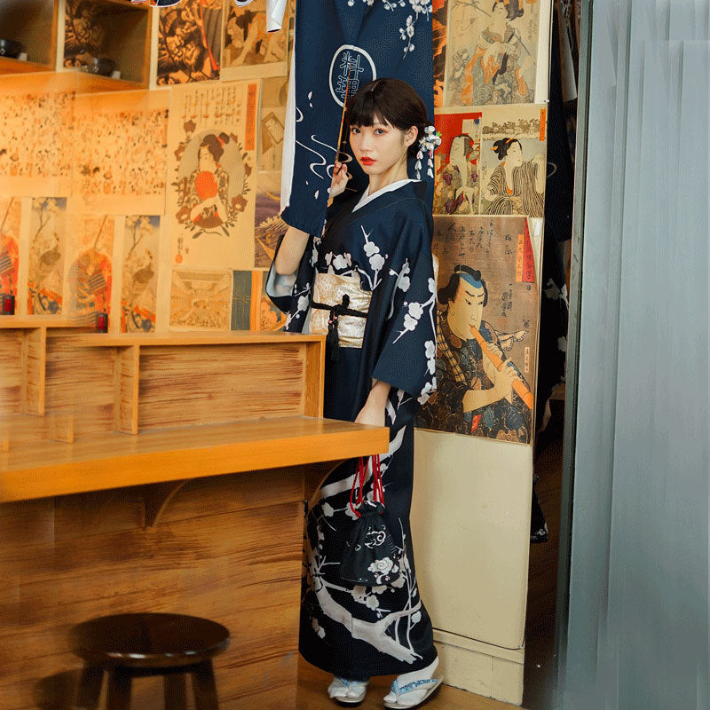 Kimono japonais traditionnel avec des motifs de fleur de cerise