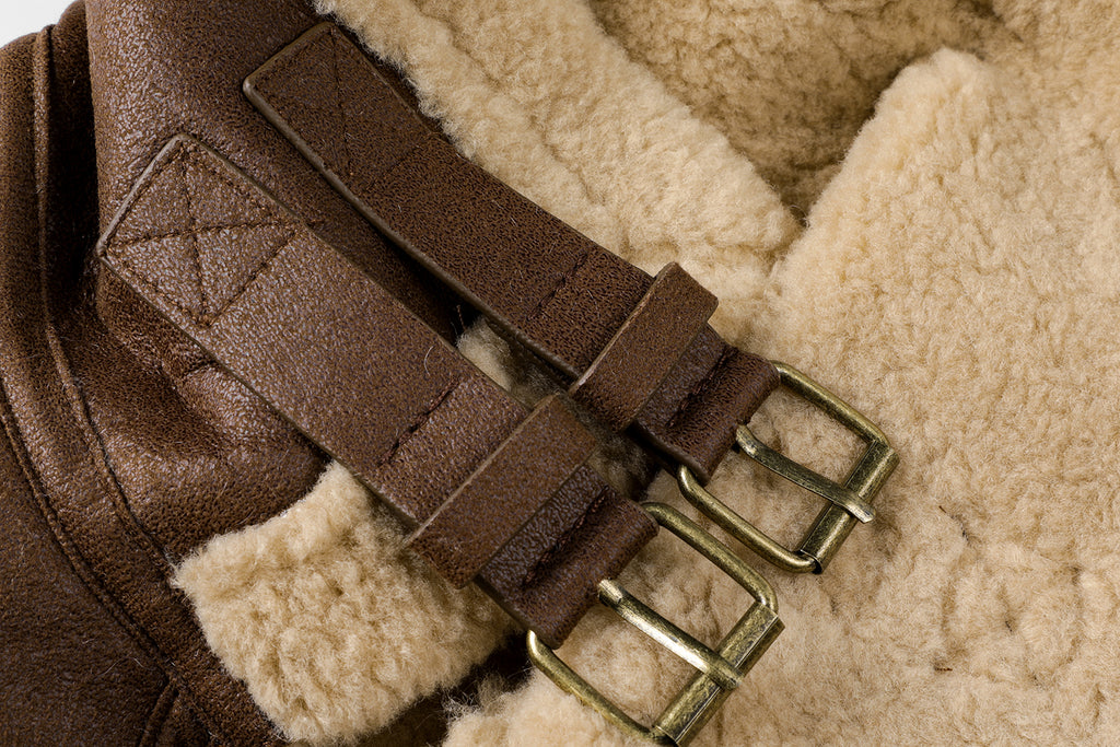 Manteau court de four à lamb intégré au collier