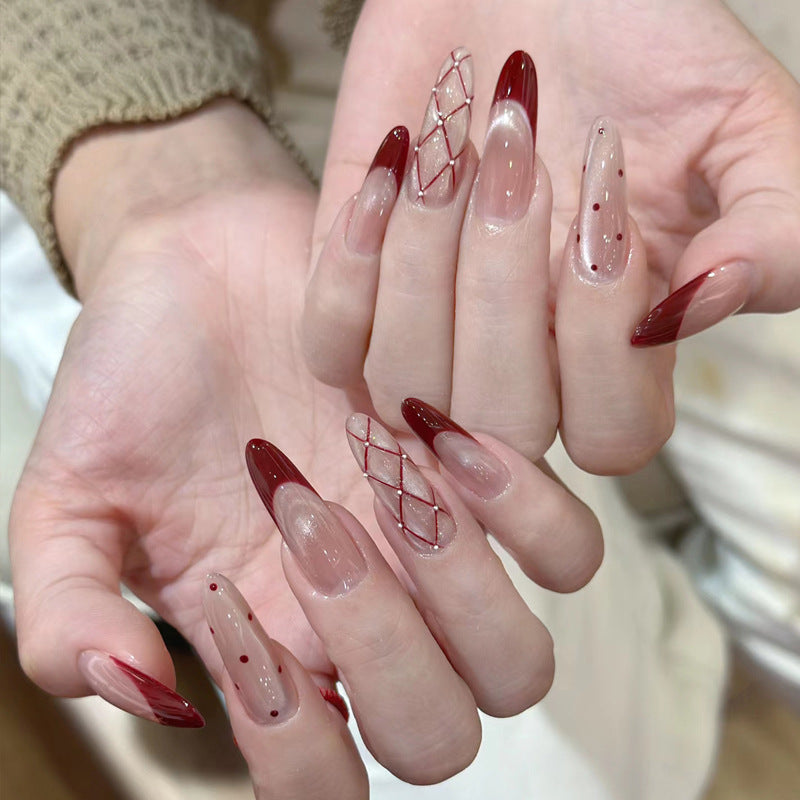 Belle fille portant de faux ongles