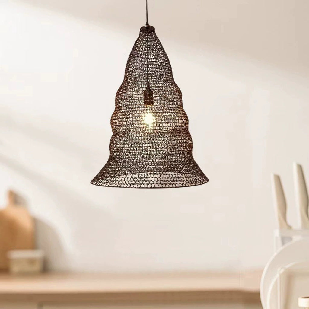 Restaurant chaud de style rustique avec des chandeliers à mailles
