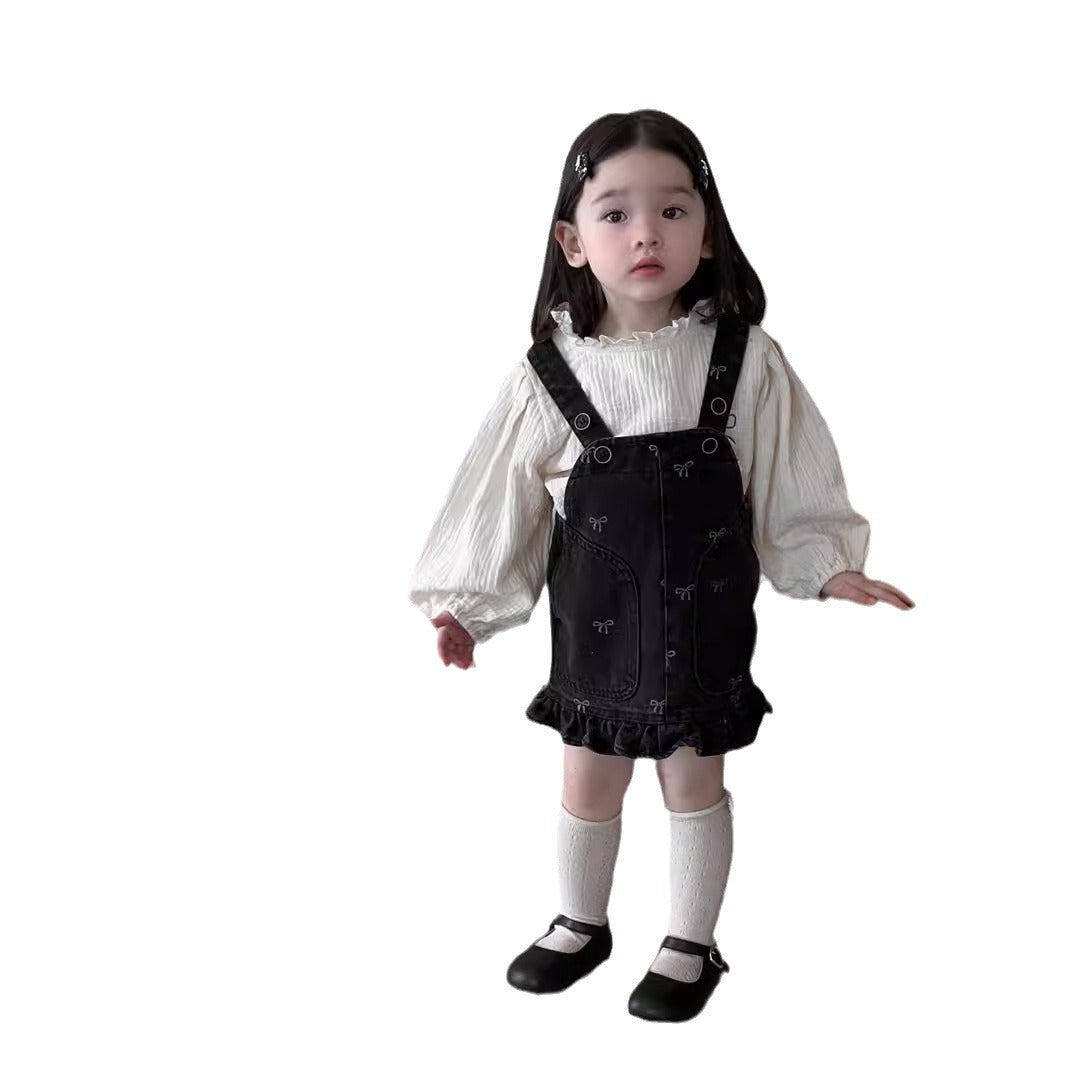 Chemise à poupée à manches lanterne avec une robe de suspension denim
