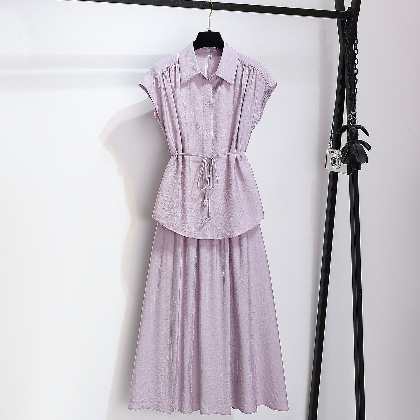 Blouse sans manches Tencel associée à une jupe