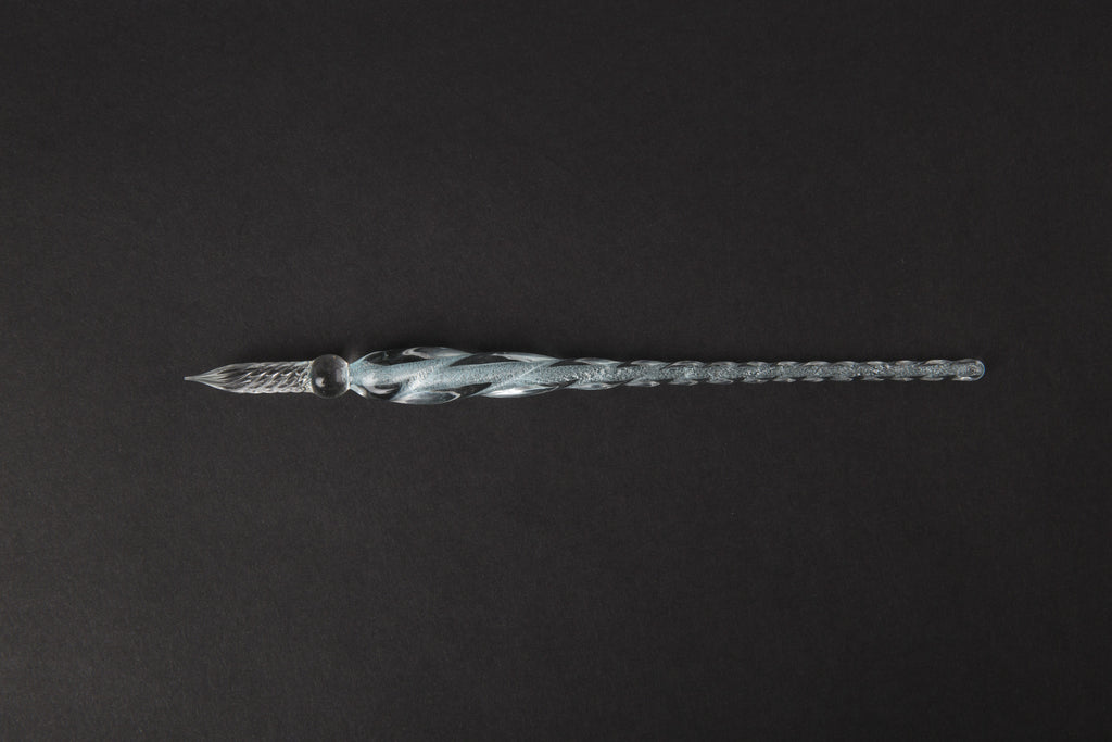 Pen en cristal transparent d'encre couleur d'eau trempé dans l'eau