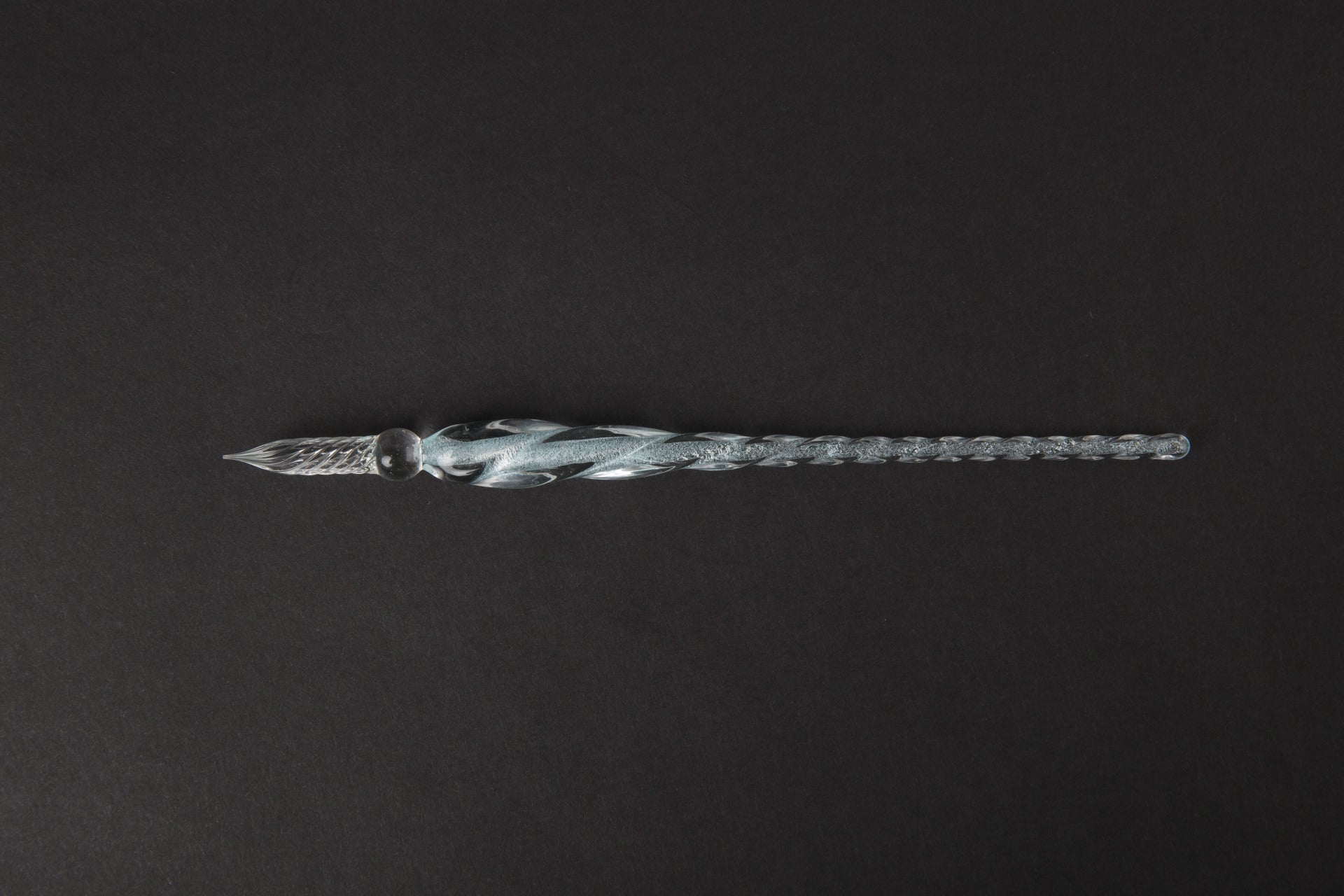Pen en cristal transparent d'encre couleur d'eau trempé dans l'eau