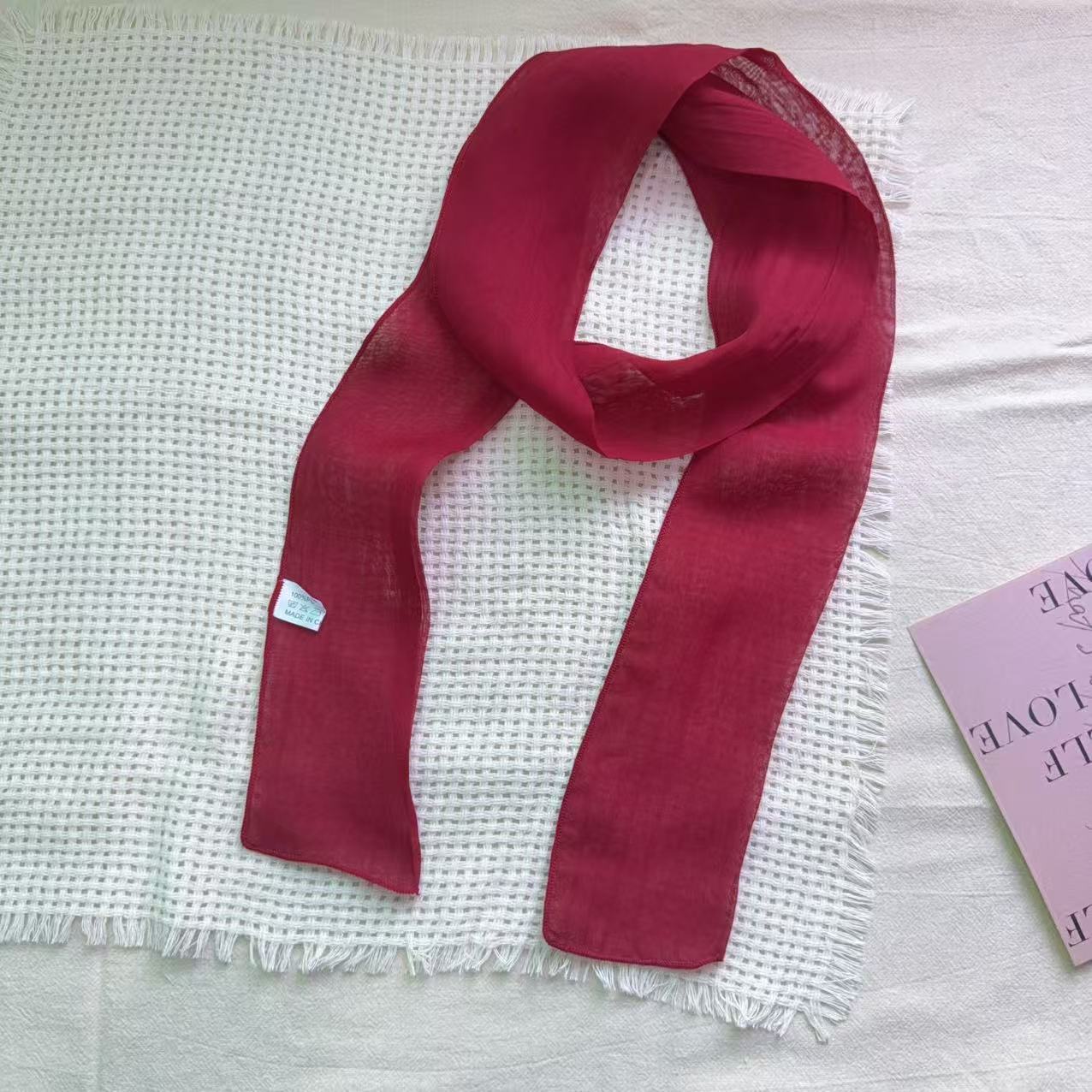 Accessoire à longue écharpe en mousseline de couleur unie