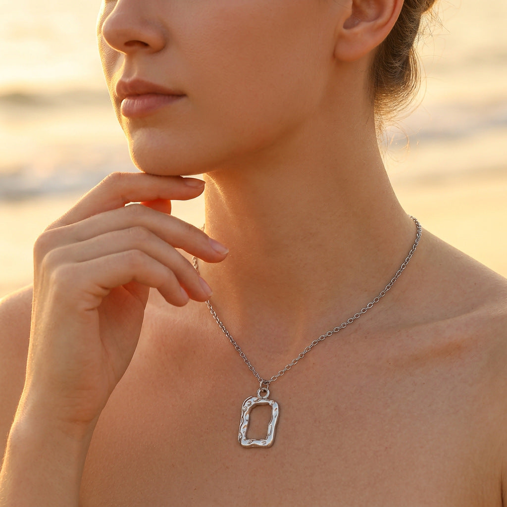 Collier pendentif texturé à ride minimaliste