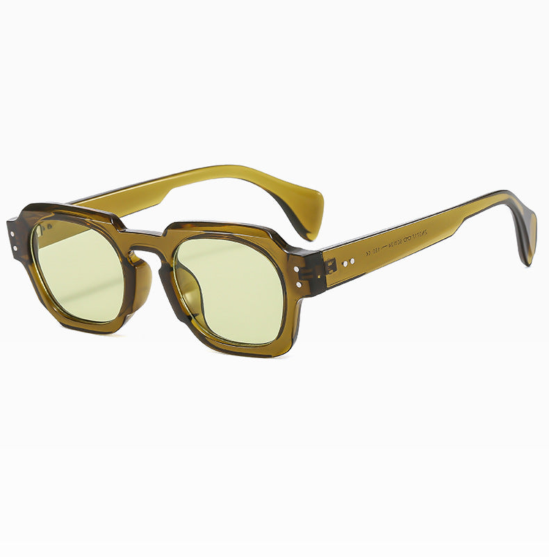 Photographie de rue élégante et moderne avec des lunettes de soleil polygonales irrégulières