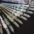 Pen en cristal transparent d'encre couleur d'eau trempé dans l'eau