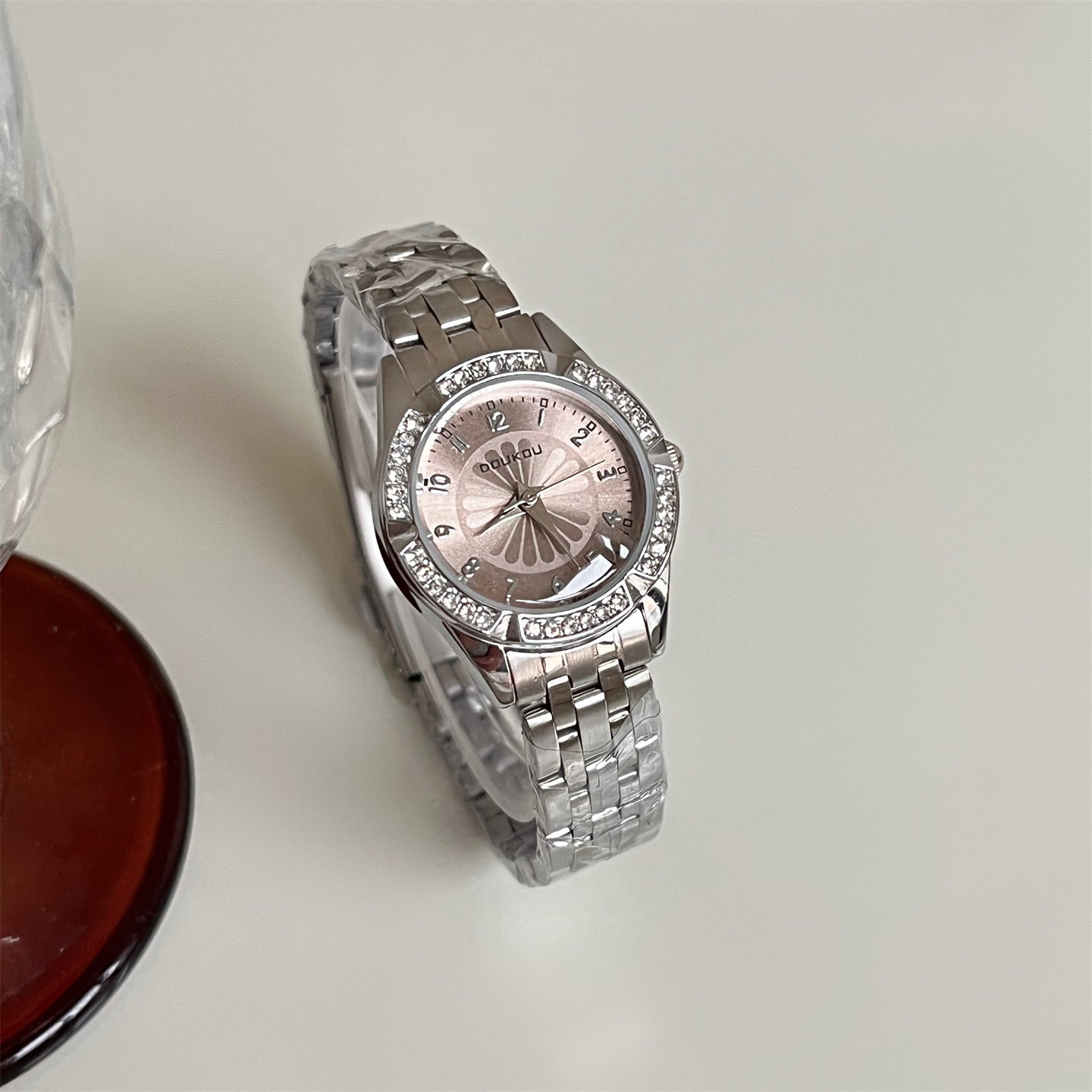 Cadran rond en forme de daisy avec embellissements diamant pour un Premium