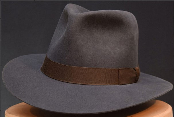 Chapeau en laine denim avec un large bord et Bow