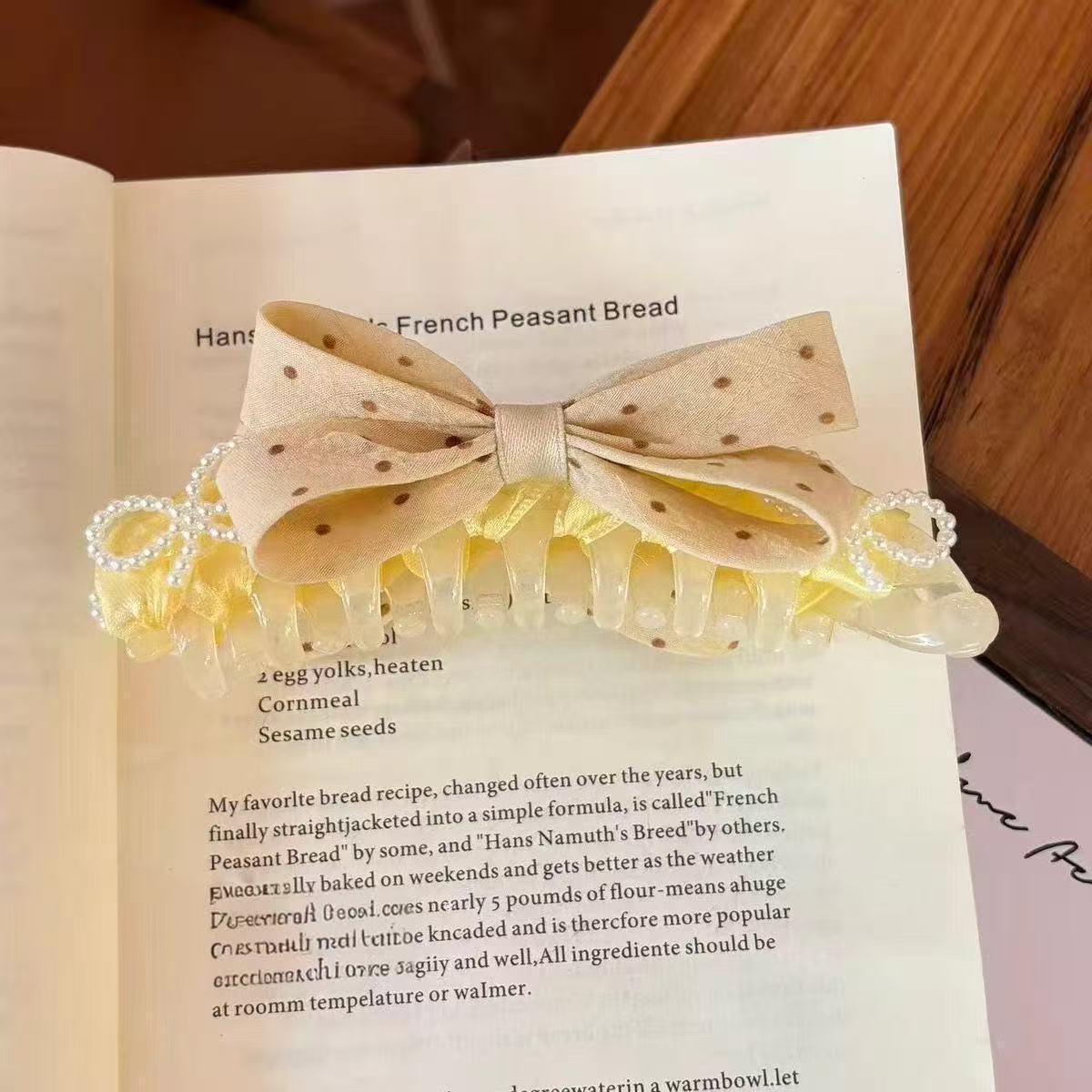 Coiffure de tissu à la banane de la Bow Florale