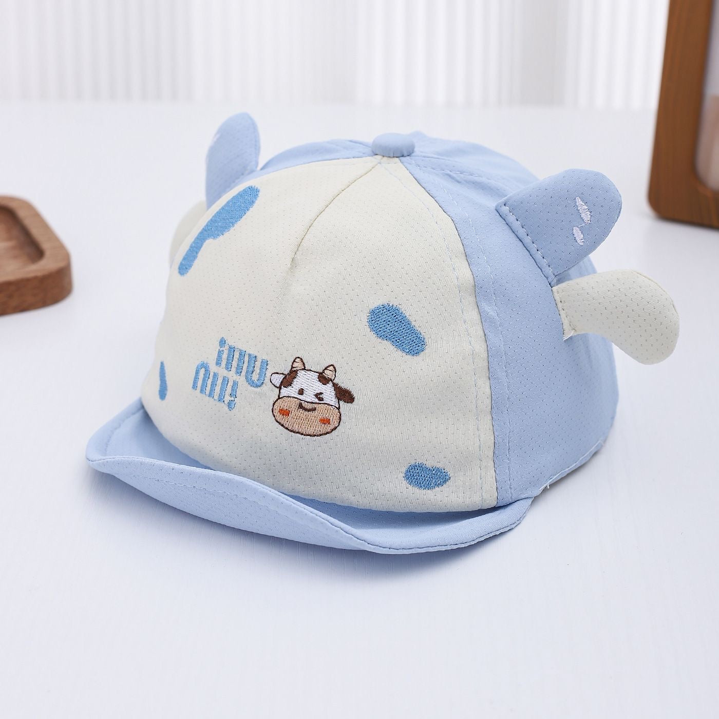 Chapeau d'été pour enfants en forme de vache avec un brim. Ce chapeau mignon et occasionnel de baseball pour
