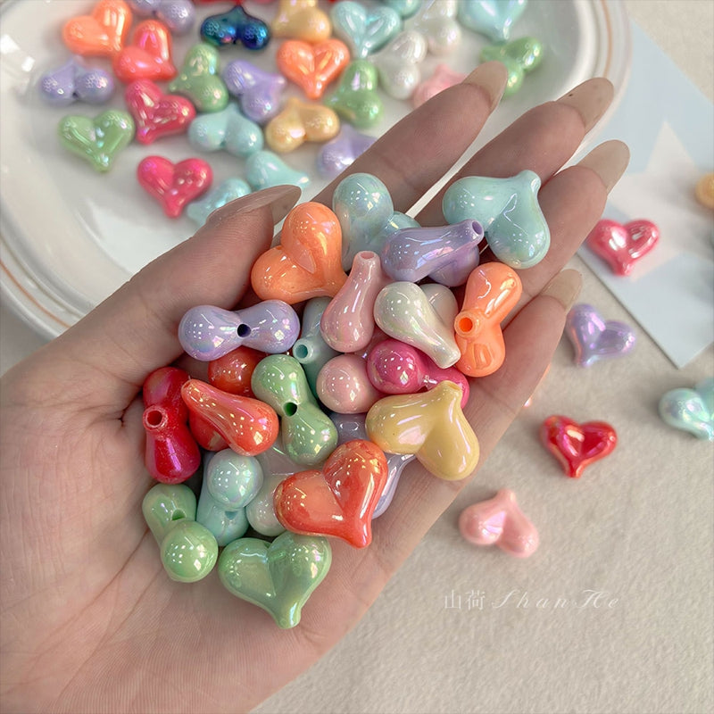 Perles acryliques du coeur irisées
