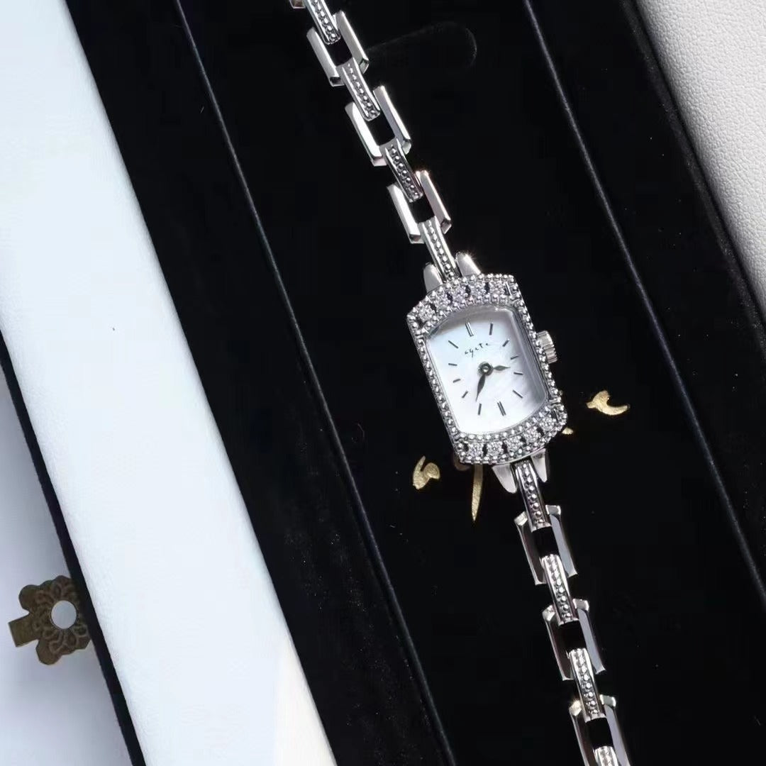Vieille montre carrée pour les femmes Un design Dainty Mini Square avec un motif de blé