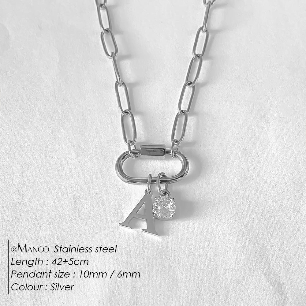 Collier lettre en acier au titane