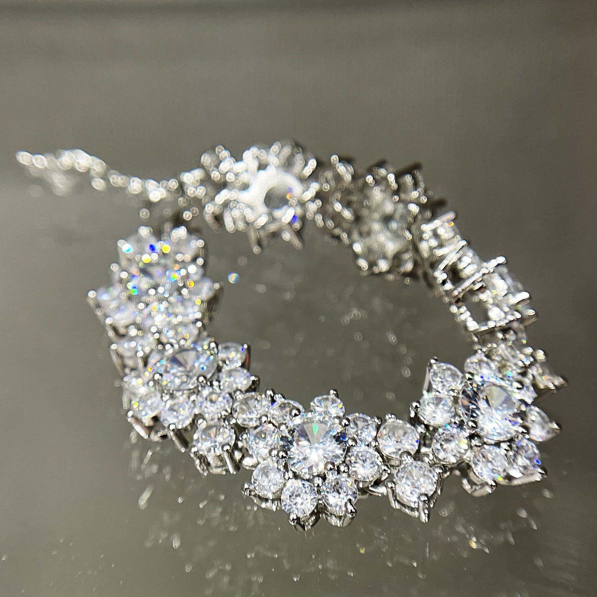 Full Diamond Sunflower Imitation Mosan Diamond Bracelet pour femmes Luxe Luxe Haute Sens H