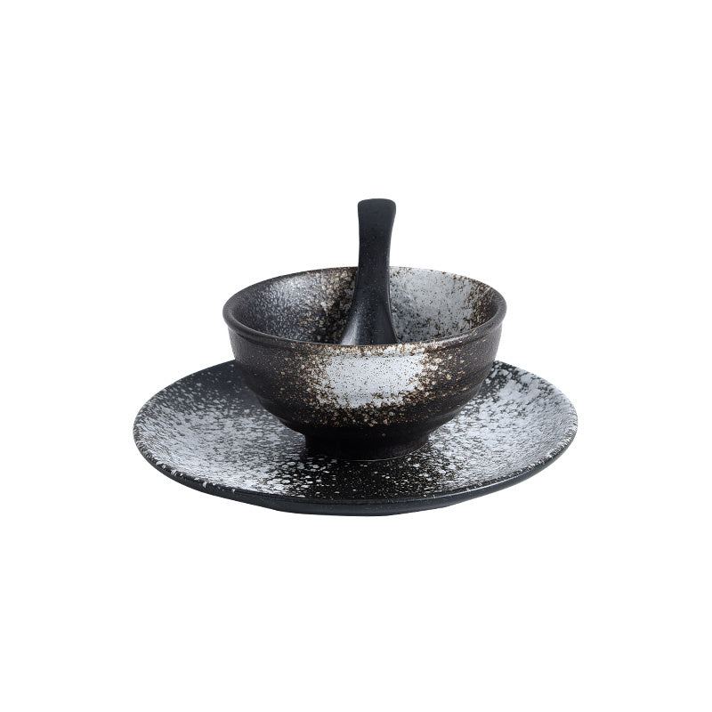 La table en céramique de l'hôtel de style japonais avec des paramètres rétro