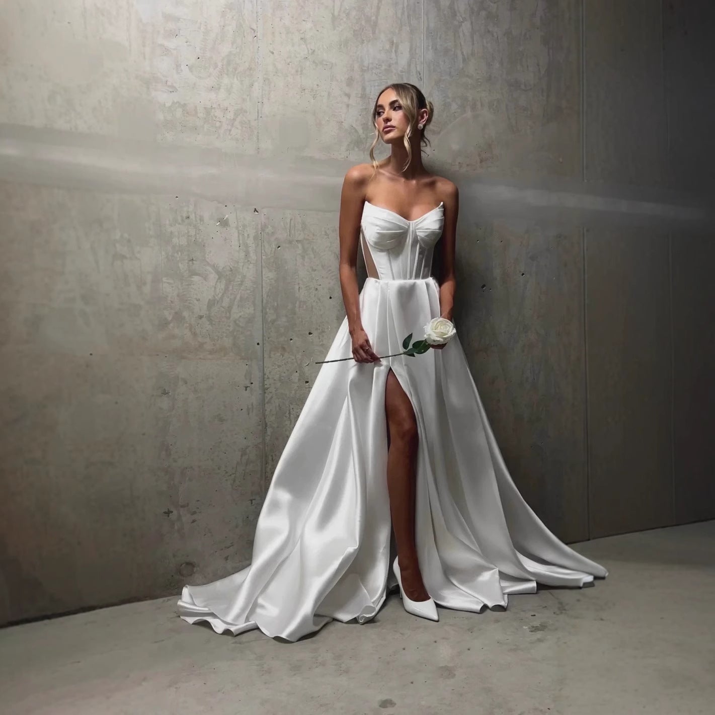 Robe de mariée à pansement blanc satiné