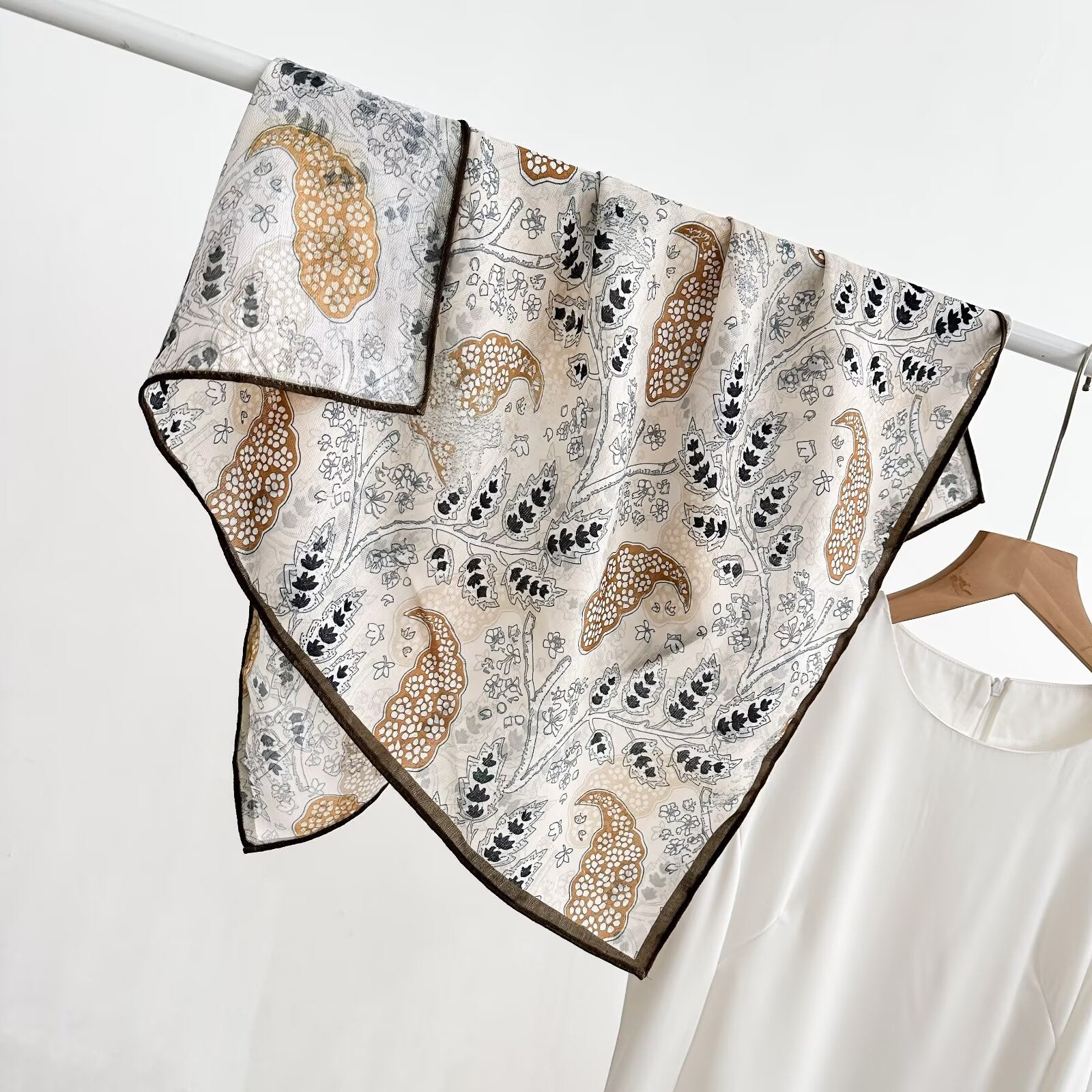 Vieille écharpe de cou pour femmes printemps et automne