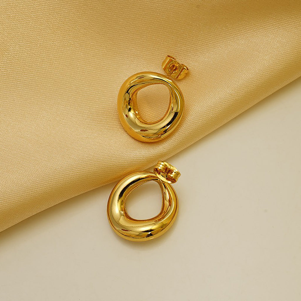 Boucles d'oreilles tendance et accrocheur Une boucle ronde corsée avec électroplaquage