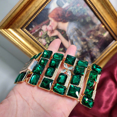 Montre de bracelet de luxe émeraude exagérée Cour antique