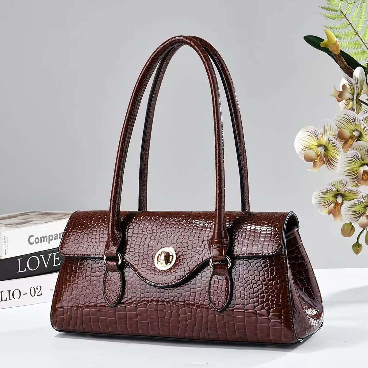 Sac à sous-bras tendance et élégant à la forme de crocodile avec une grande appea esthétique