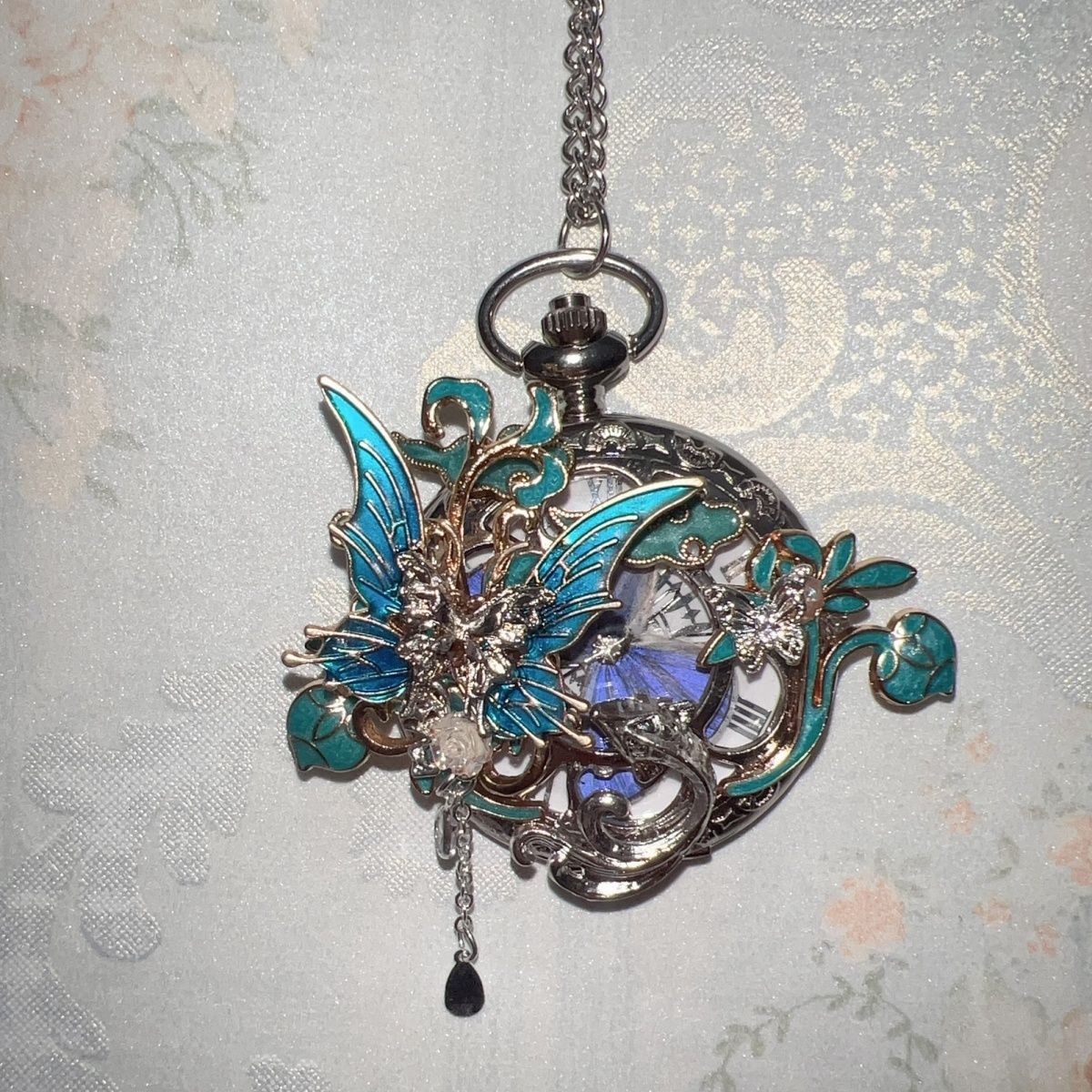 Un cadeau de papillon personnalisable pour une montre de poche en plume de style chinois