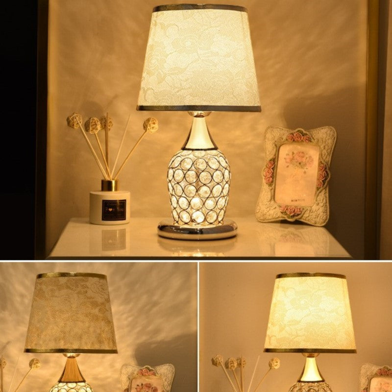 Lampe de table en cristal dans une chambre moderne