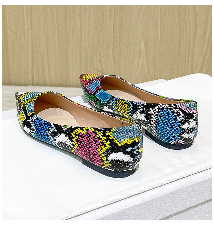 Chaussures femmes pointues en cuir souple avec une semelle souple