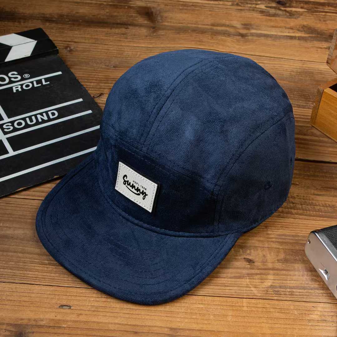 Eté hommes et femmes Identique Tissu Suede Lettre simple Logo Chapeau à cinq pans pour Coup