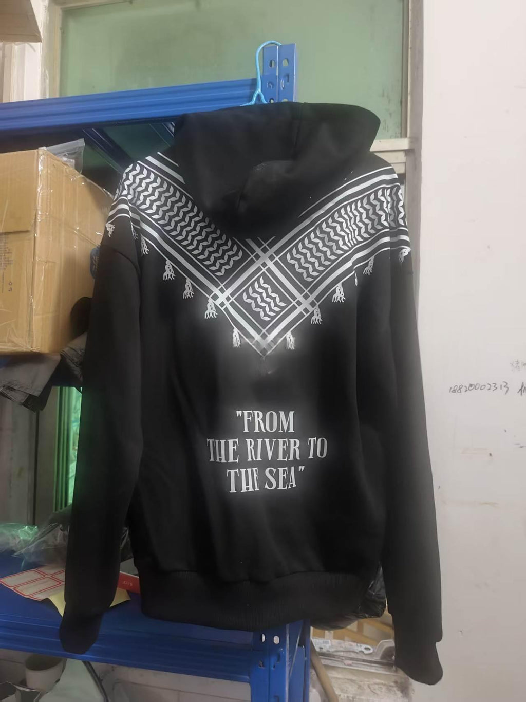 Sweatshirt à capuchon imprimé numérique en couleur unie avec poches
