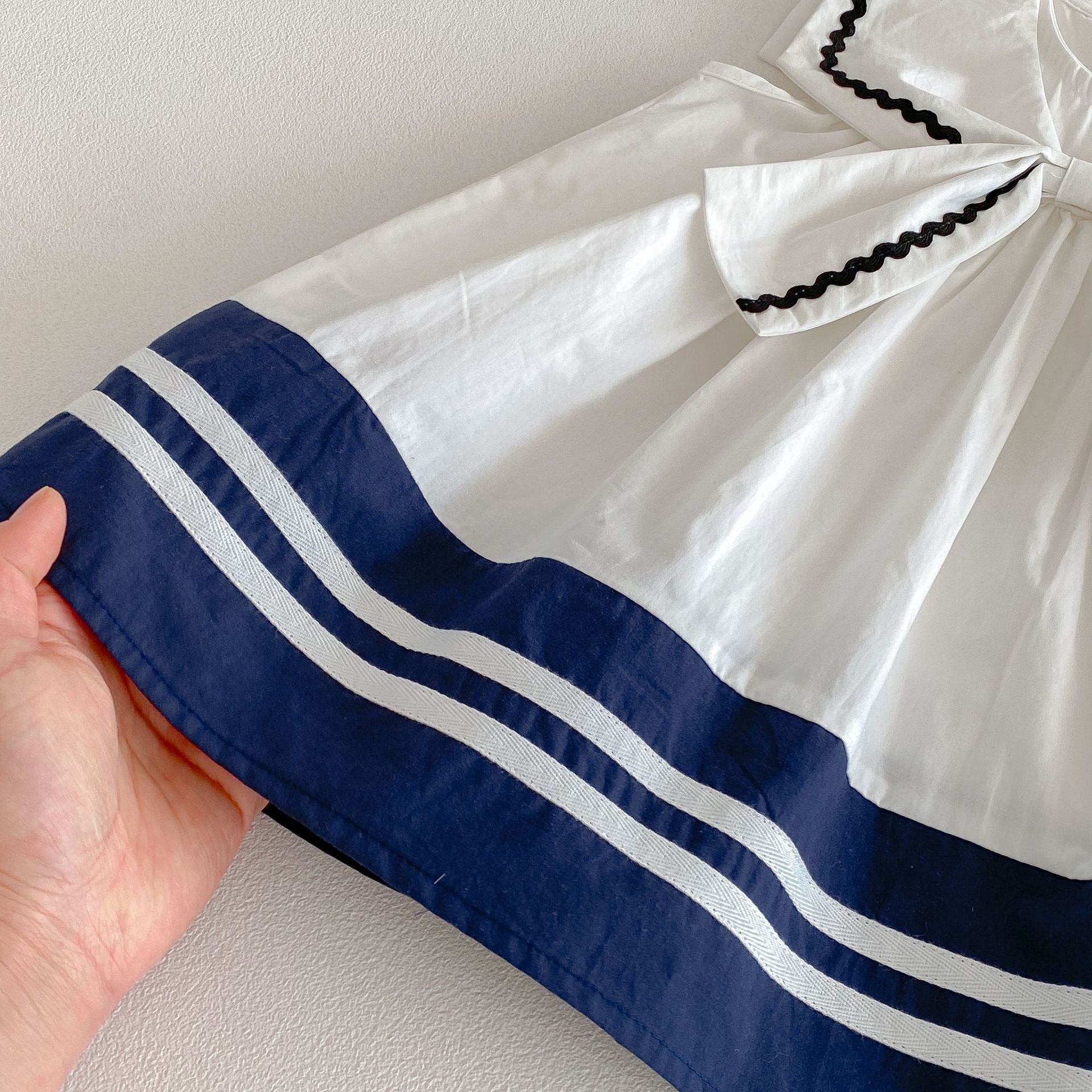 Robe d'école bleu marine mignon pour les petites filles