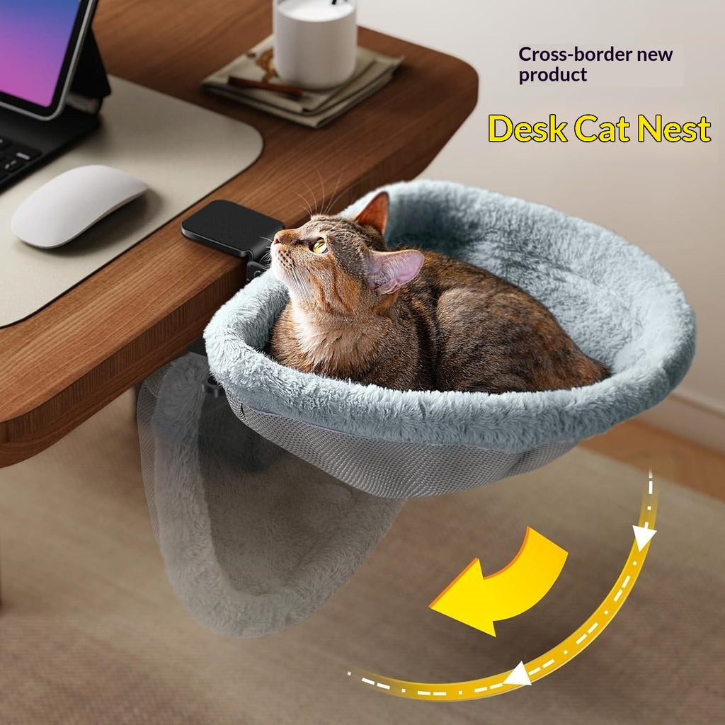Le lit de chat de bureau peut servir de substitut pour un bureau de chat