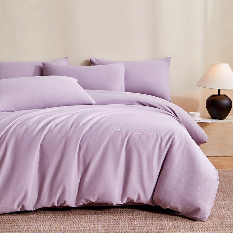 Set de quatre pièces en coton épais et agréable à la peau avec broderie minimaliste
