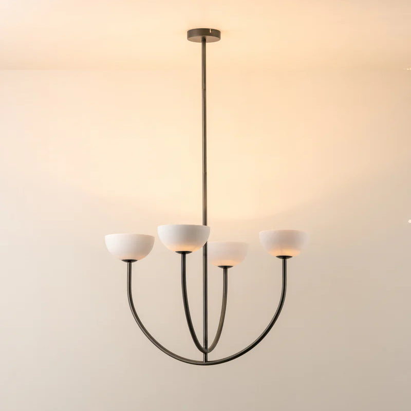 Élégant chandelier haut de gamme avec quatre lampadaires blancs