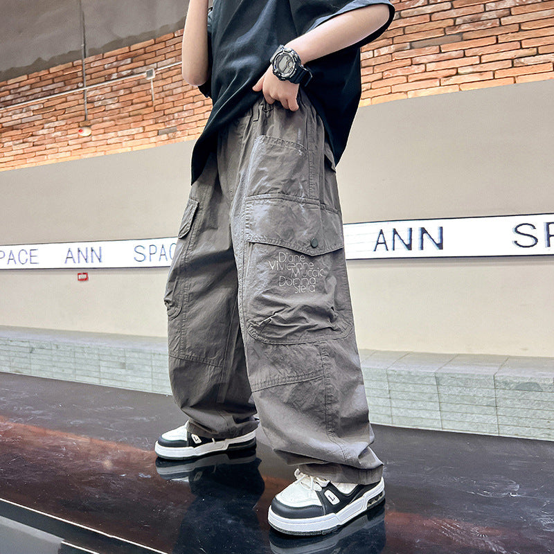 Des vêtements de printemps pour enfants, des pantalons à main pu