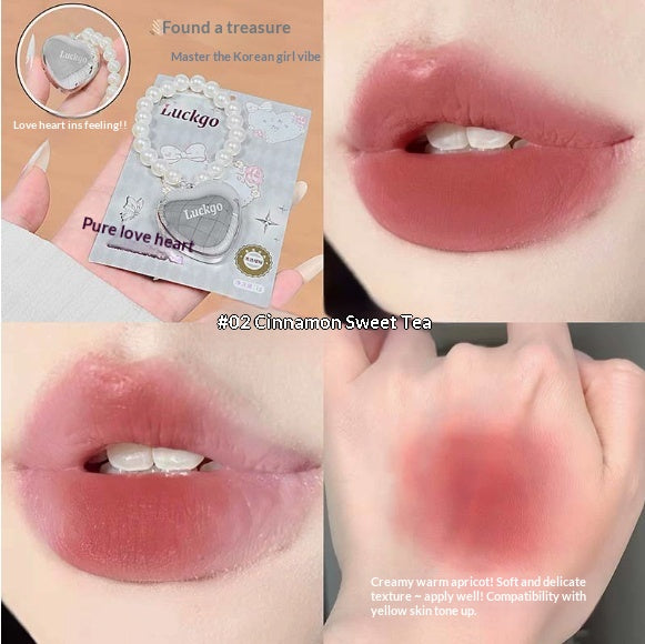 Le brillant à lèvres en forme de cœur a une texture douce et lisse
