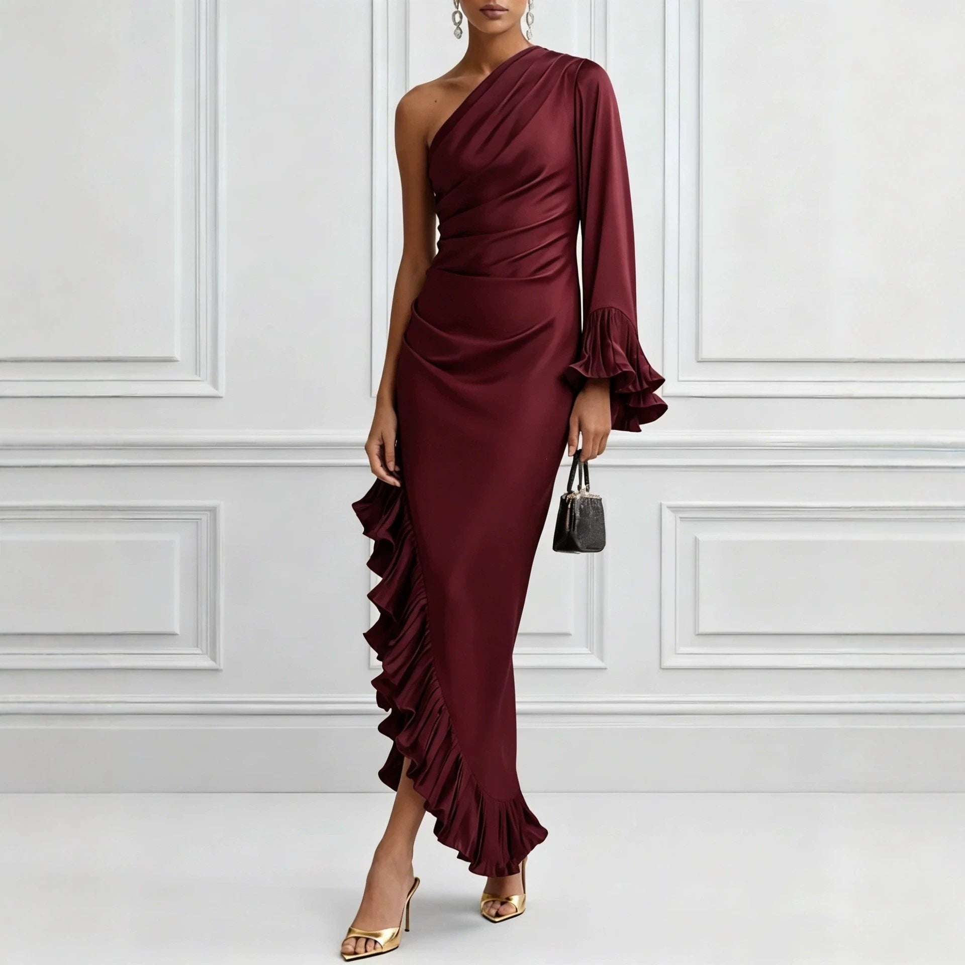 Robe asymétrique plissée satinée de couleur solide