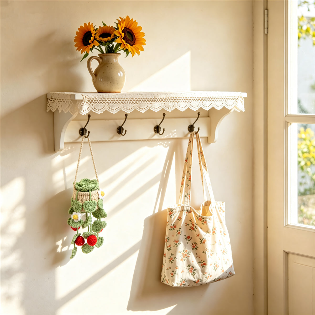 Crochet à la main suspendu pot d'ornement avec trailing de fraises décorations et blanc Bl
