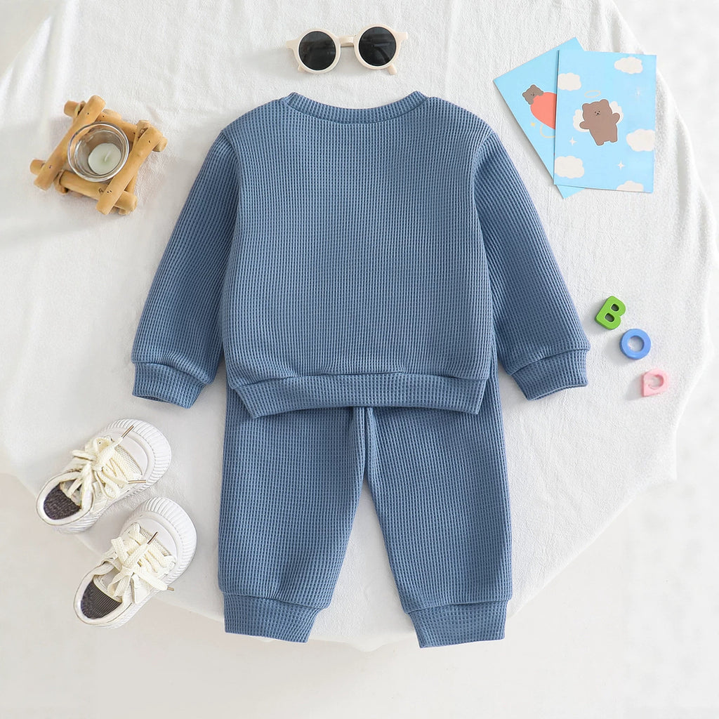 Baby set with embroidered letters on the top