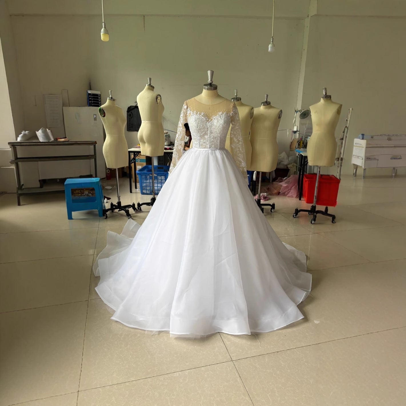 Robe de mariée à manches longues brodées