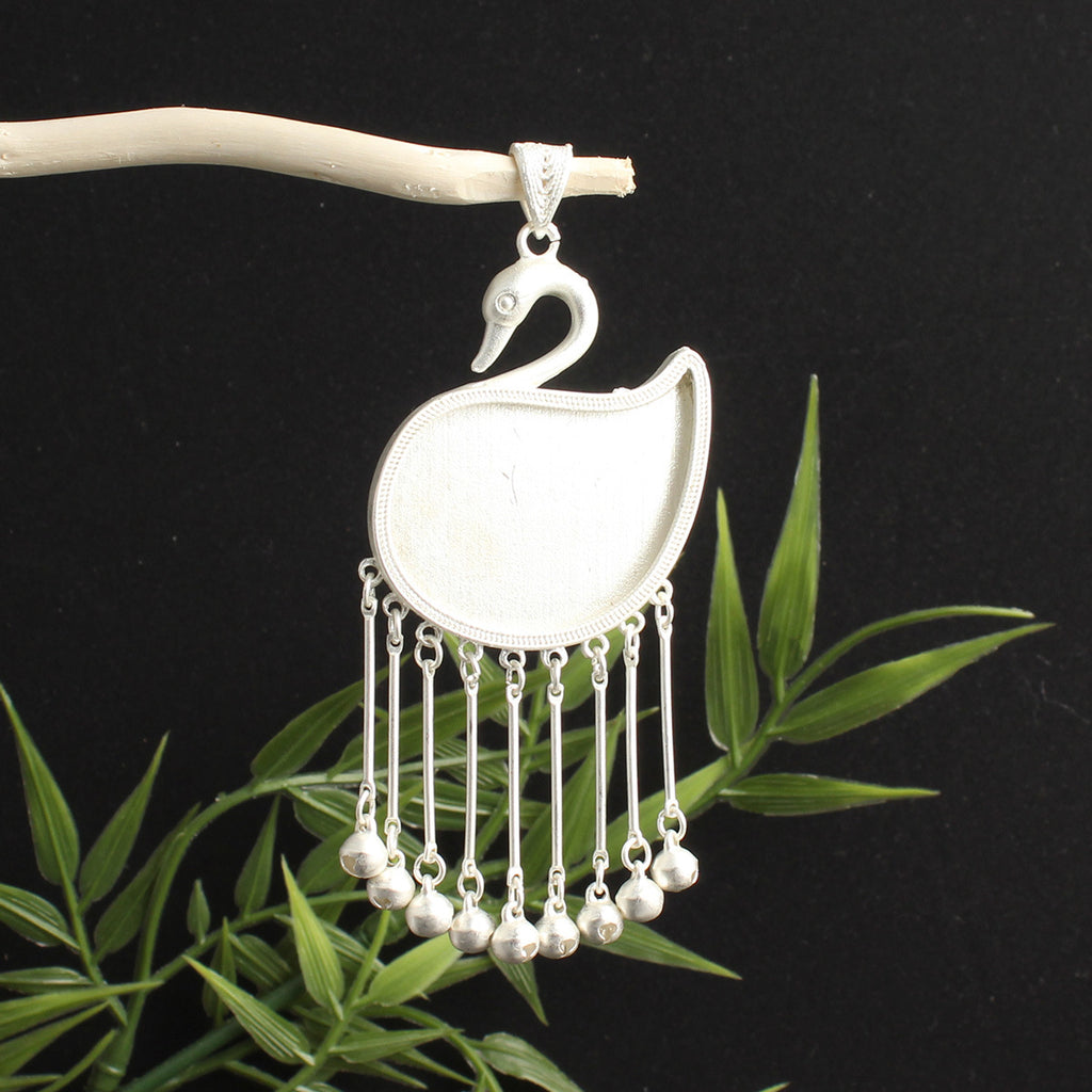 Pendentif papillon incrusté avec une cloche