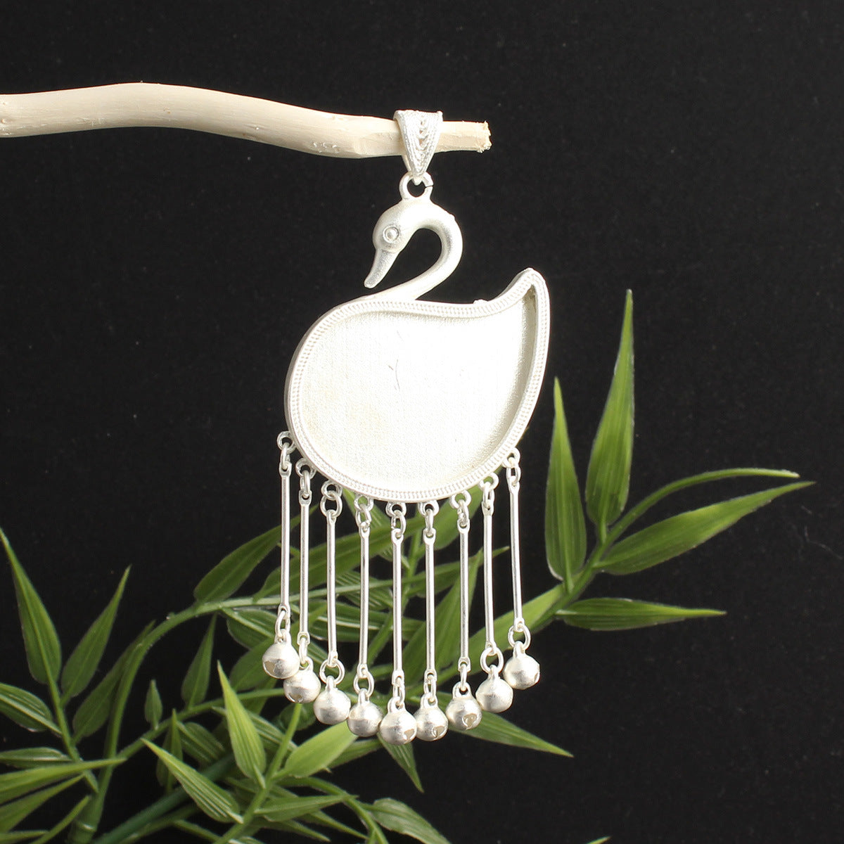 Pendentif papillon incrusté avec une cloche